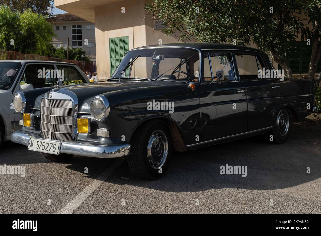 Felanitx, Spanien; oktober 23 2022: Antikes dunkelgraues Mercedes-Automobil, das auf der Straße bei einer Antiquitätenmesse geparkt wurde. Felanitx, Insel Mallorca, Sp Stockfoto