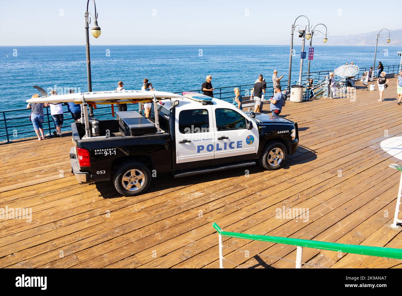 Chevrolet Chevy Silverado Hybrid Harbour Police Pickup-Truck mit Surfbrettern. Santa Monica Pier, Kalifornien, USA Stockfoto