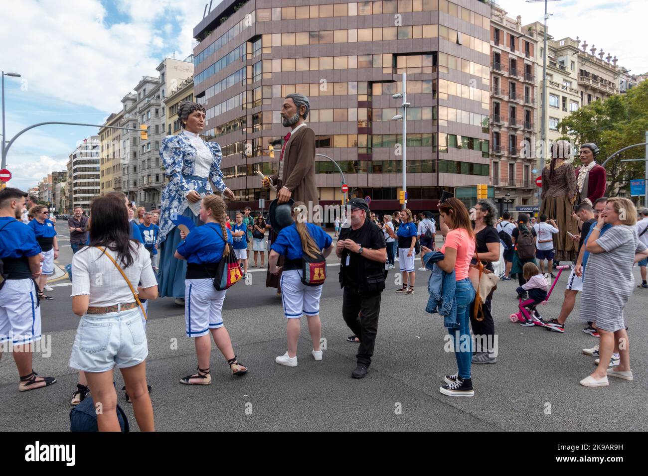 Barcelona, Katalonien, Spanien - 26. September 2022: Die Leute, die Spaß an der Parade des Merce Festivals in Barcelona haben, mit Riesen und großen Köpfen (Gigan Stockfoto