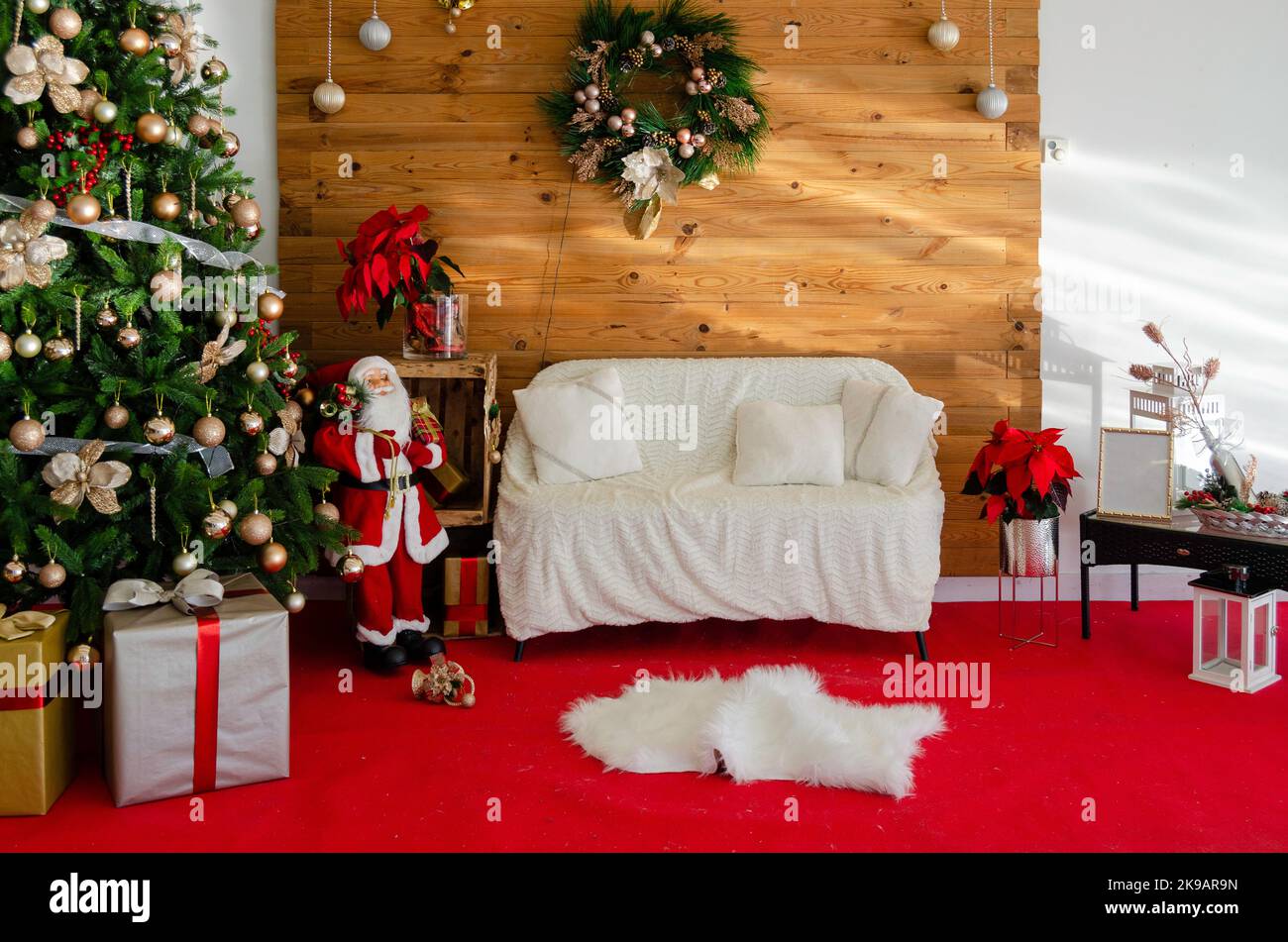 weihnachtslandschaft mit Sofa und weihnachtsbaum zu sehen und mit dem Weihnachtsmann zu sprechen Stockfoto