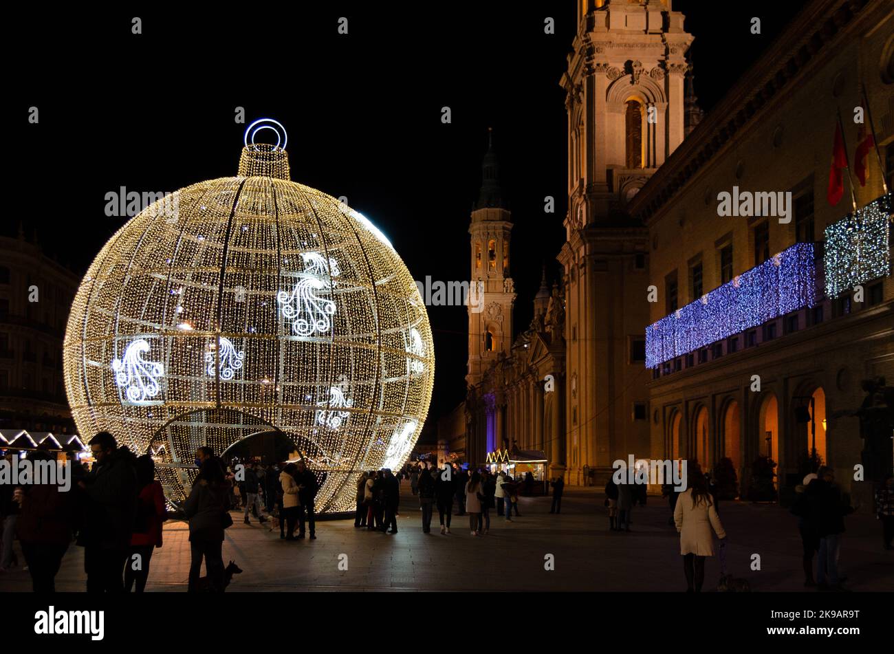 Riesiger, beleuchteter Weihnachtsball auf der Plaza del Pilar in Zaragoza in der Nacht zur Weihnachtszeit, Stockfoto