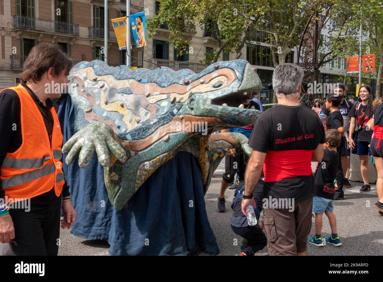 Barcelona, Katalonien, Spanien - 26. September 2022: Parade mit verkleideten Figuren bei den Merce-Festlichkeiten von Barcelona Stockfoto