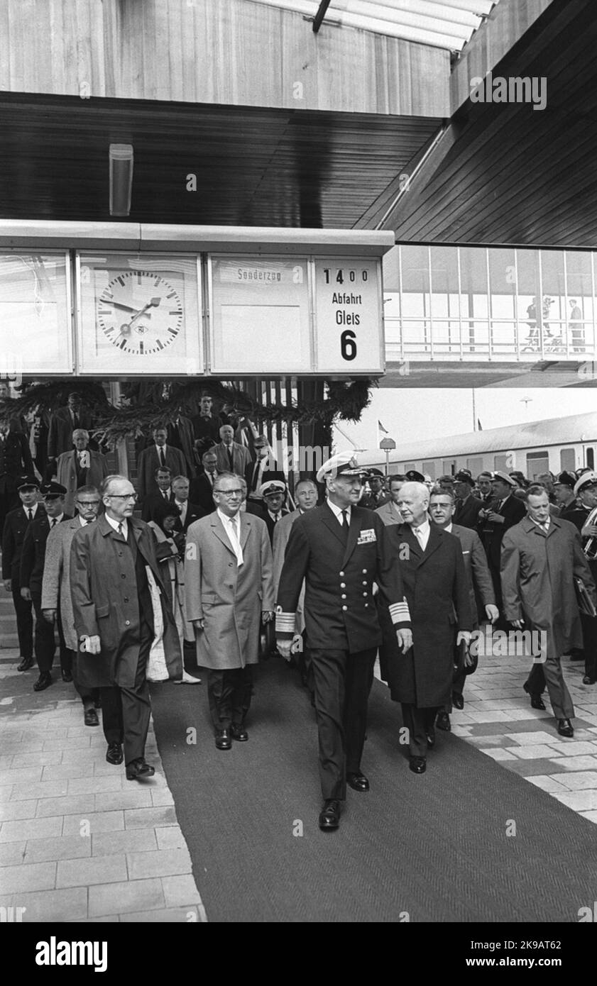Einweihung der 'Bird Road Line' zwischen Rodbyhavn, Lolland, Dänemark und Puttgarden, Fehmarn, Deutschland. Die neue Fährlinie heißt auf der dänischen Fugleflugtslinie und auf der deutschen Vogelfluglinie "The Bird Road Line", da die Linie der Flugstrecke der Zugvögel folgt. In erster Linie Dänemarks König Frederik IX Stockfoto
