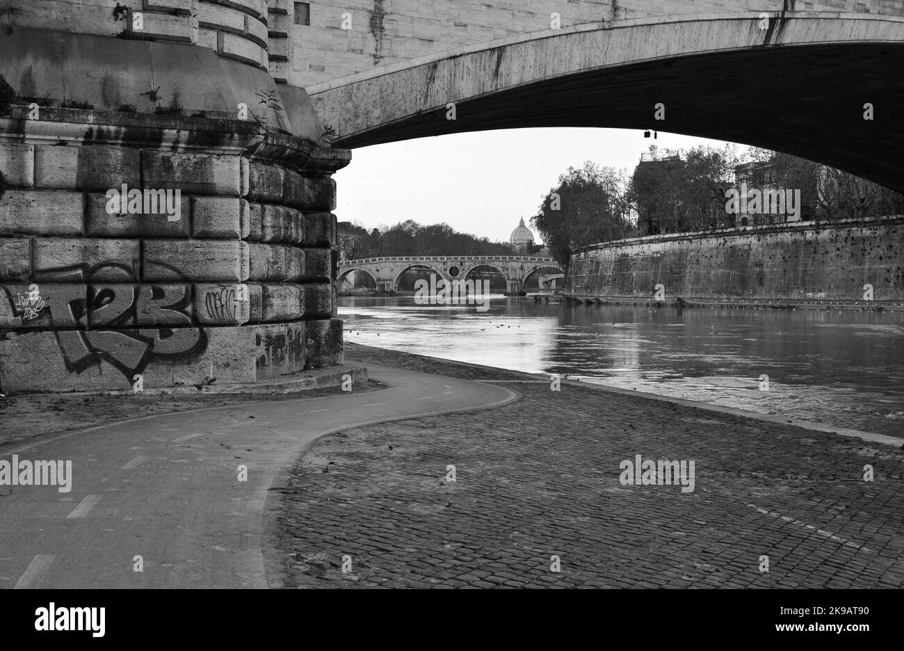 Rom (Italien) - der Tiber und der monumentale Lungotevere bei Sonnenuntergang und blauer Stunde. Stockfoto