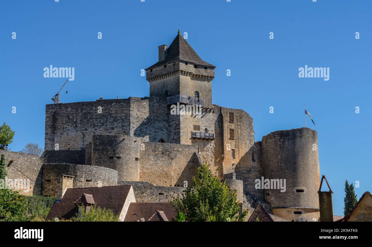 Castelnaud-la-Chapelle, Schloss aus dem 13.. Jahrhundert, in dem sich das mittelalterliche Kriegsmuseum mit Waffen, Rüstungen und rekonstruierten Kriegsmaschinen an der Dordogne befindet Stockfoto