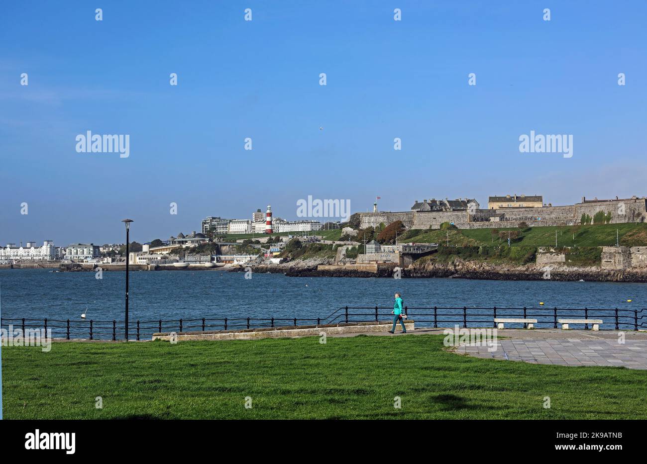 Die Plymouth Waterfront vom Mount Batten aus, die historische Zitadelle, die Hoe und West Hoe, alle sind in dieser Aufnahme mit einem einmunter Wanderer am Mount Batten gegenüber zu sehen Stockfoto