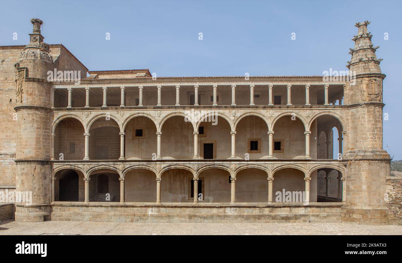 Kloster von San Benito, Arkade von Charles V. Alcantara, Caceres, Extremadura, Spanien Stockfoto