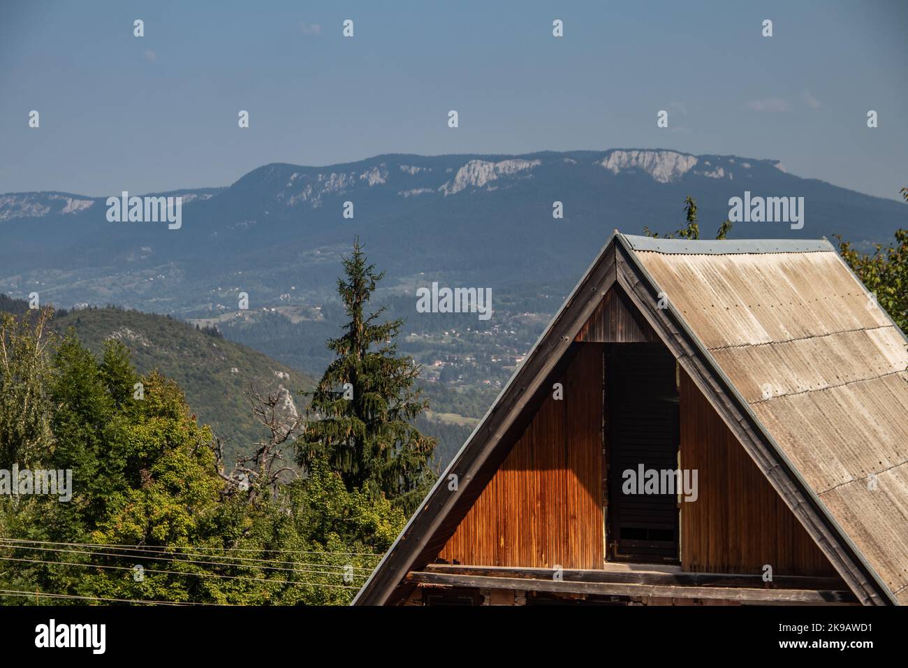 Ländliches Haus aus Holz für Familienerholungsmöglichkeiten auf einem Hügel mit herrlicher Aussicht auf die Berge, ökologischem und Erholungsort Stockfoto