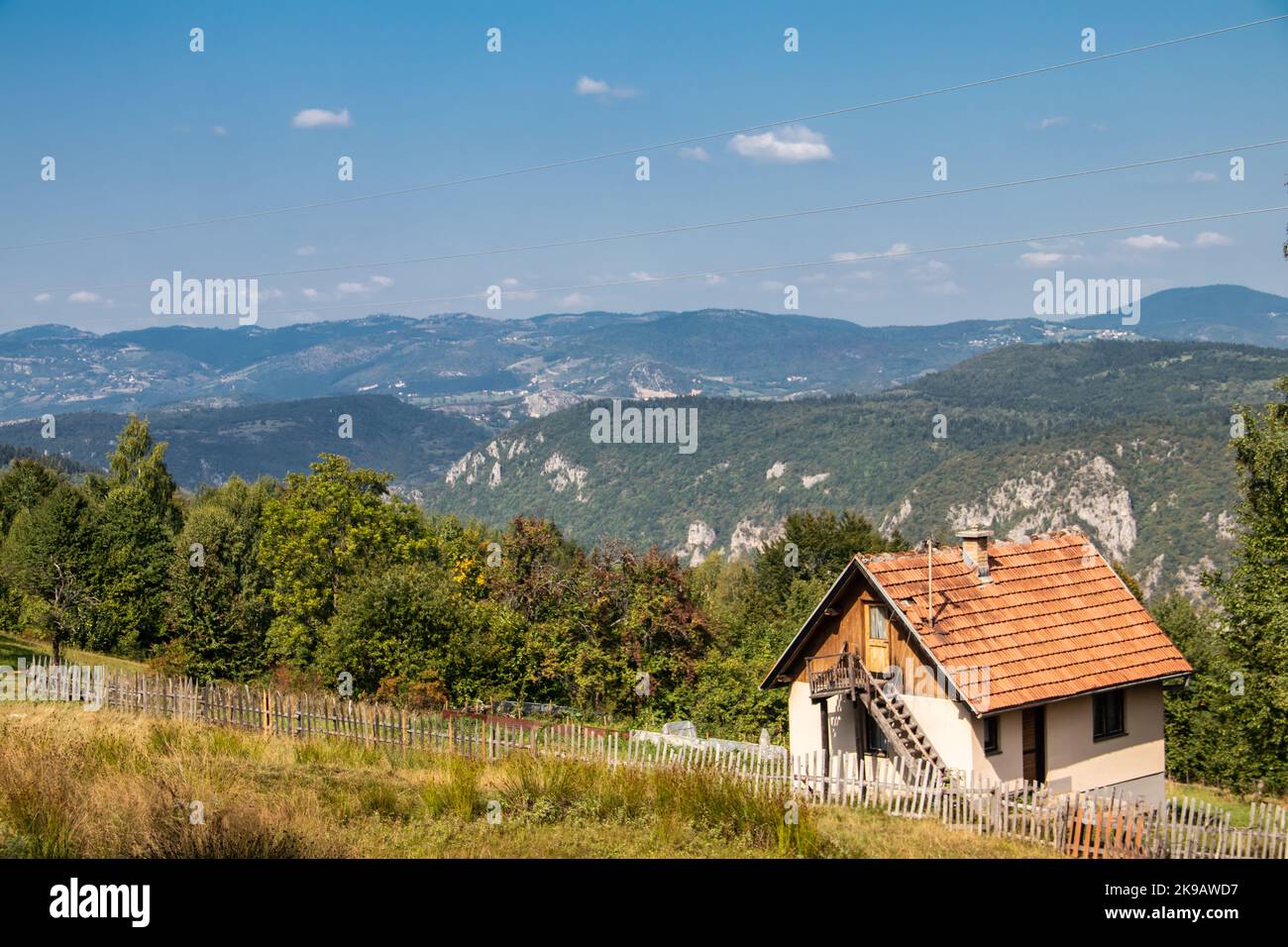 Ländliches Haus aus Holz für Familienerholungsmöglichkeiten auf einem Hügel mit herrlicher Aussicht auf die Berge, ökologischem und Erholungsort Stockfoto