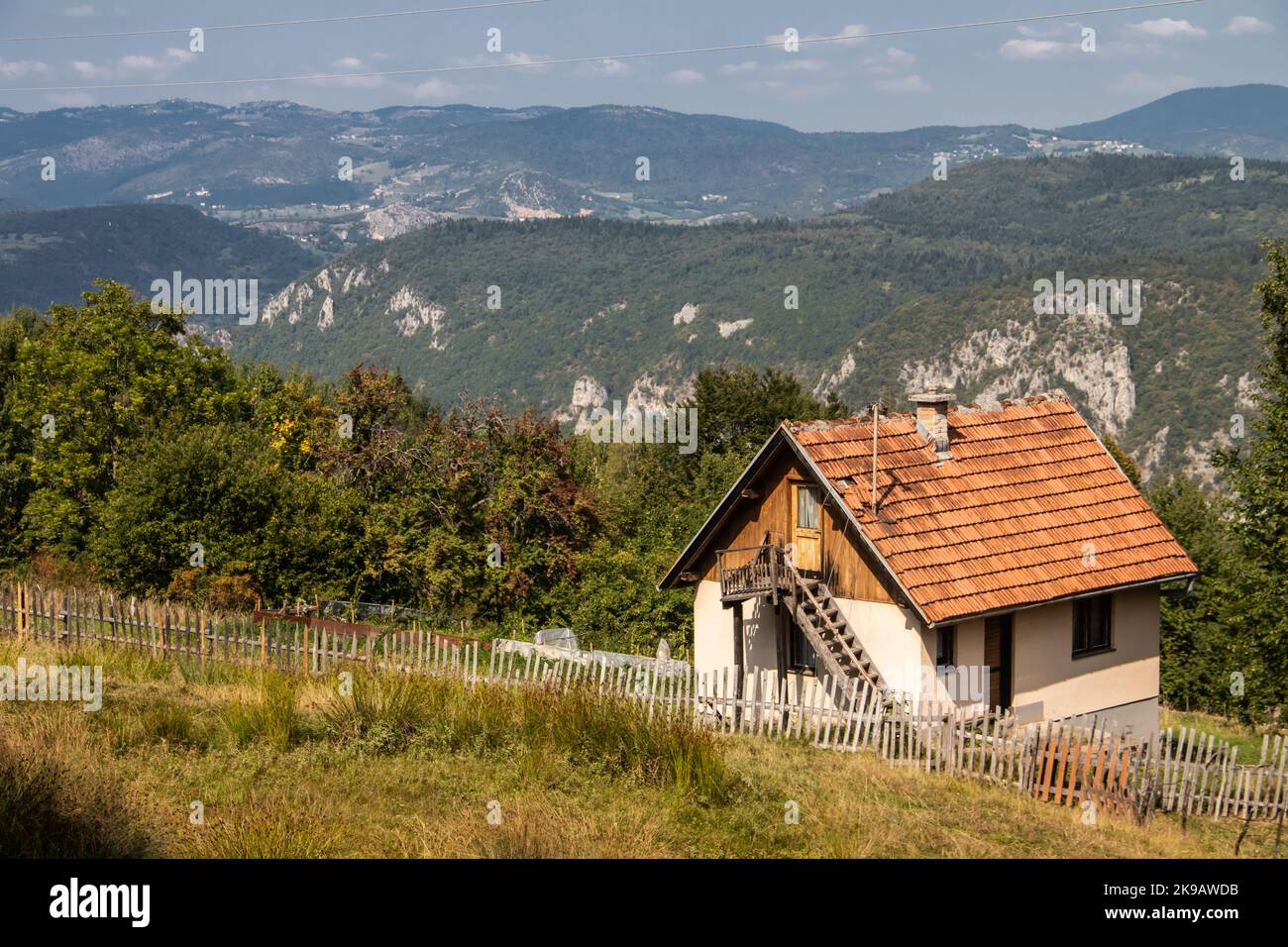 Ländliches Haus aus Holz für Familienerholungsmöglichkeiten auf einem Hügel mit herrlicher Aussicht auf die Berge, ökologischem und Erholungsort Stockfoto