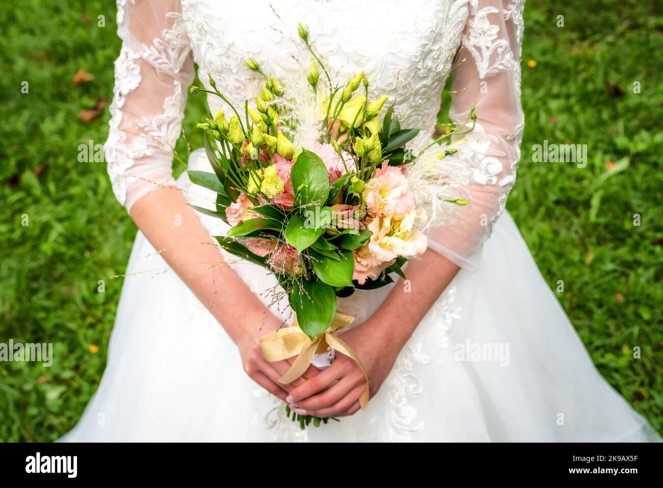 Brautstrauß in den Händen der Braut. Stockfoto