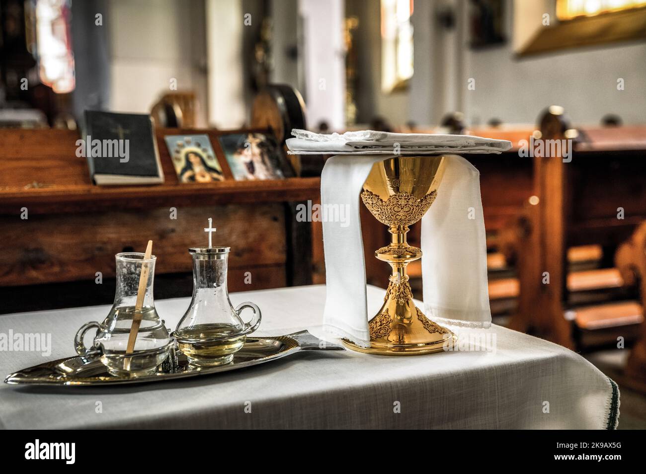 heiliges Wasser und eucharistie in der Kirche während der Hochzeitszeremonie Stockfoto