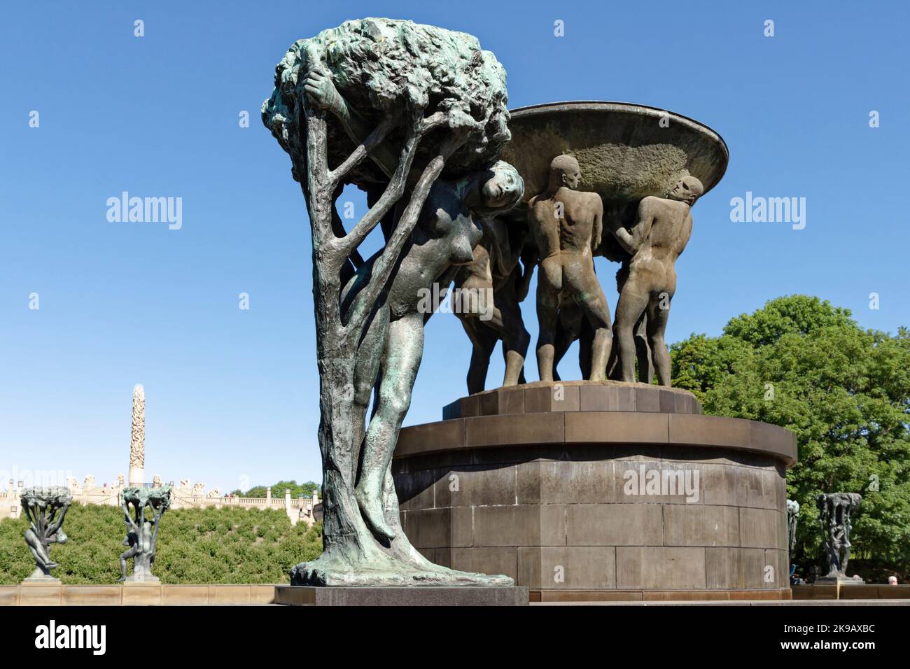 Brunnen mit Bronzeskulpturen und Baumgruppen von Gustav Vigeland, Vigeland Sculpture Park, Vigeland Installation, Frogner Park, Oslo, Norwegen Stockfoto