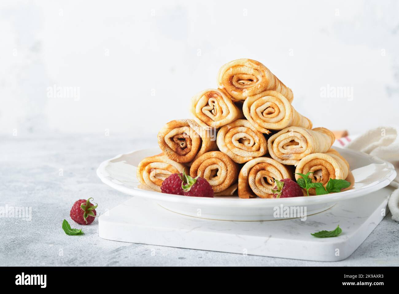 Pfannkuchen. Stapel von Crepes oder dünne Pfannkuchen mit Beeren, mit Himbeeren und Honig zum Frühstück. Pancake Day ist traditionell amerikanisches oder englisches holi Stockfoto