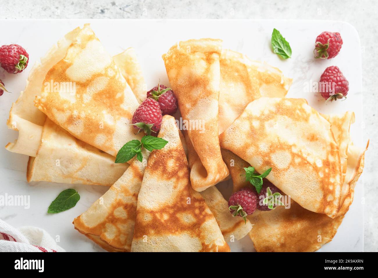 Pfannkuchen. Stapel von Crepes oder dünne Pfannkuchen mit Beeren, mit Himbeeren und Honig zum Frühstück. Pancake Day ist traditionell amerikanisches oder englisches holi Stockfoto