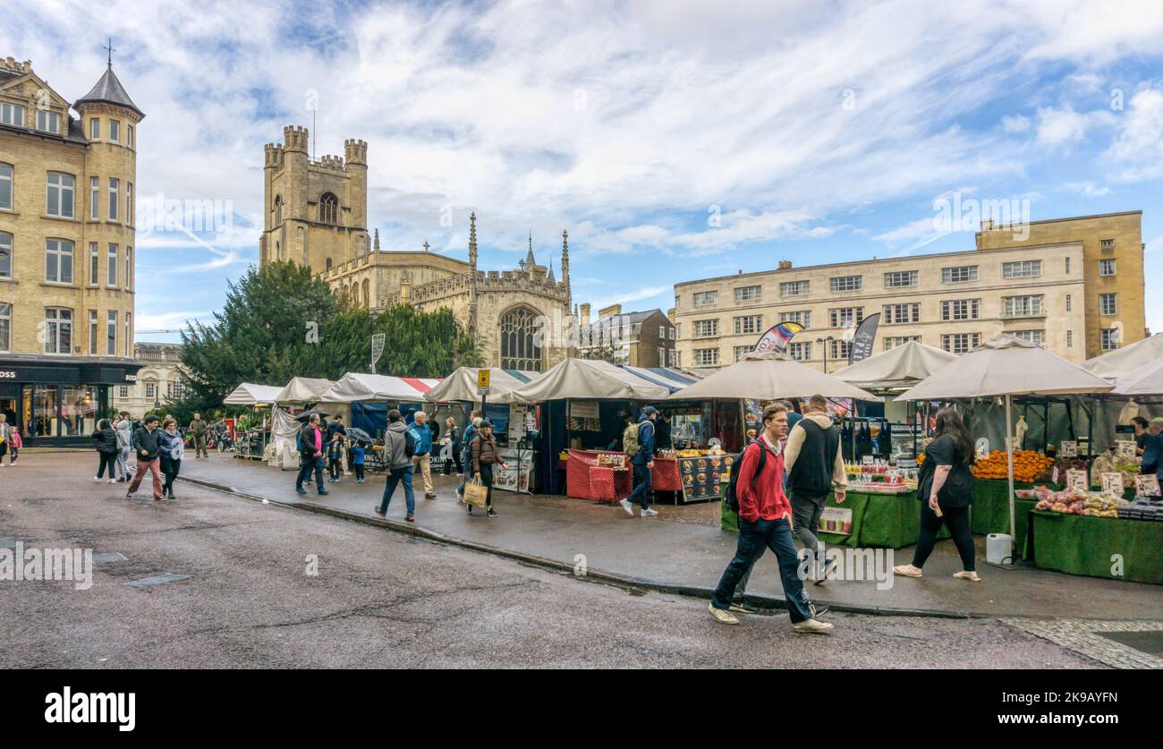 Cambridge Market Square mit der Great St Mary's Kirche im Hintergrund. Stockfoto