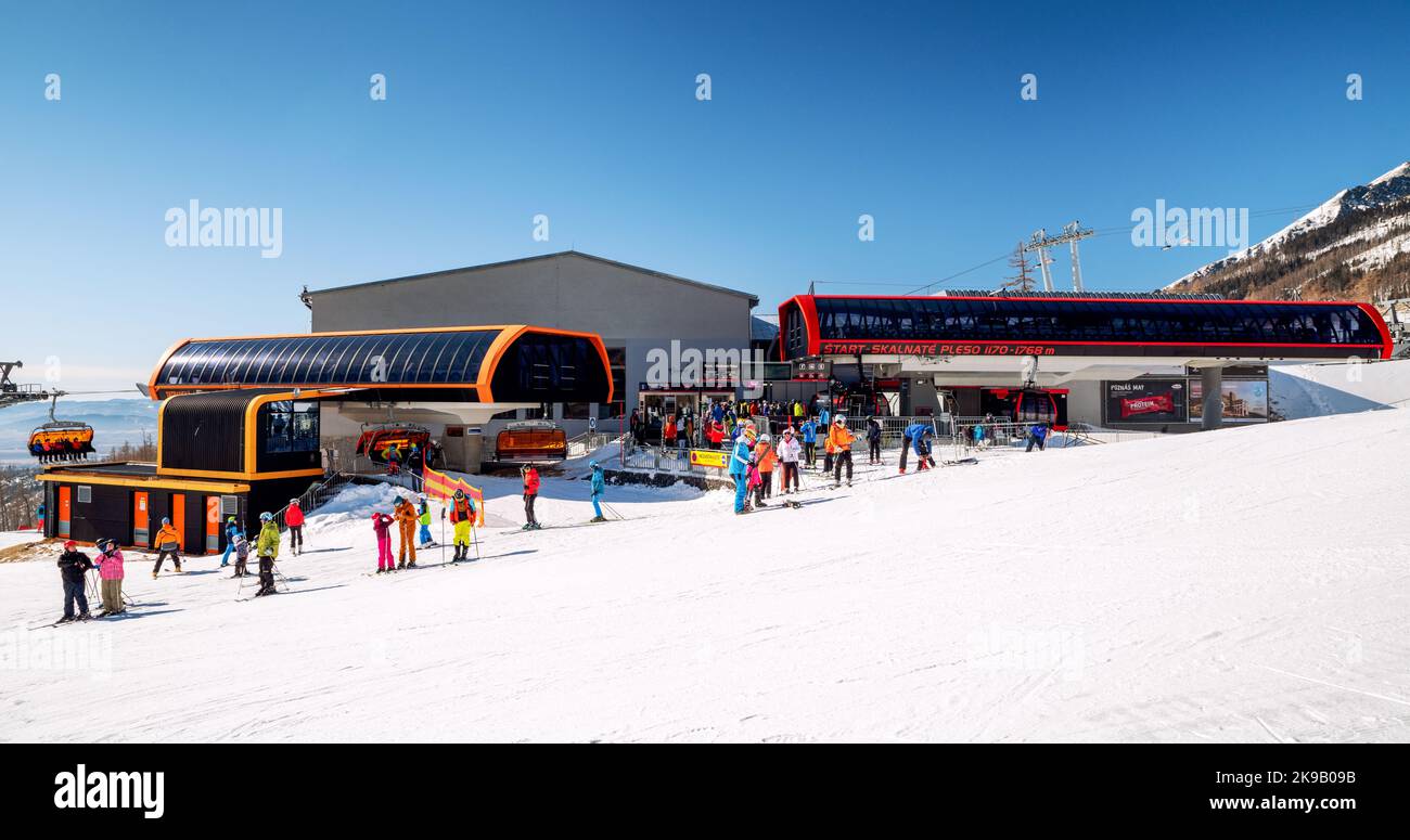 TATRANSKA LOMNICA, SLOWAKEI - 12. MÄRZ 2022: Station des Skilifts im Skigebiet Tatranska Lomnica in der Hohen Tatra, Slowakei Stockfoto