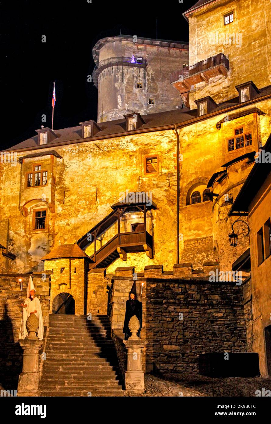 ORAVSKY PODZAMOK, SLOWAKEI - 5. JULI 2013: Innenhof der Burg Orava in der Nacht Stockfoto