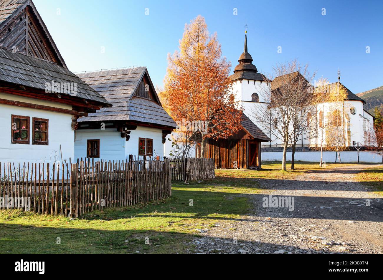 Holzhütten im Dorf. Ländliche Architektur im Freilichtmuseum Pribylina in der Slowakei. Stockfoto