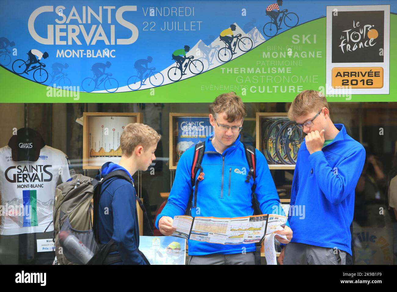 Touristes lisant un Plan du Tour de France devant une vitrine de l'Office du Tourisme. Vendredi 22 juillet 2016. Saint-Gervais-les-Bains. Haute-Savoie Stockfoto