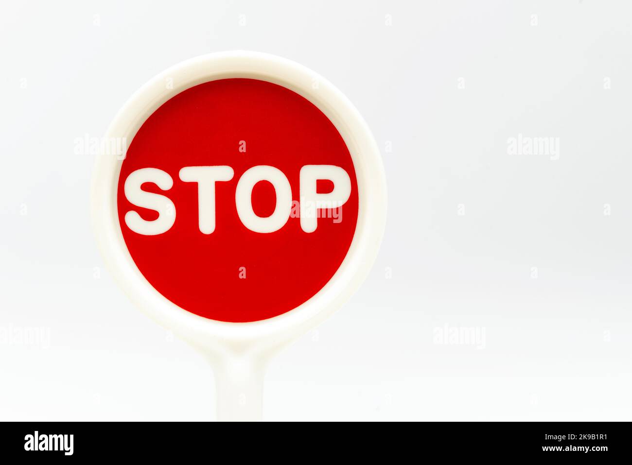 TEXTSTOPP auf rotem Verkehrsschild auf weißem Hintergrund. Stockfoto