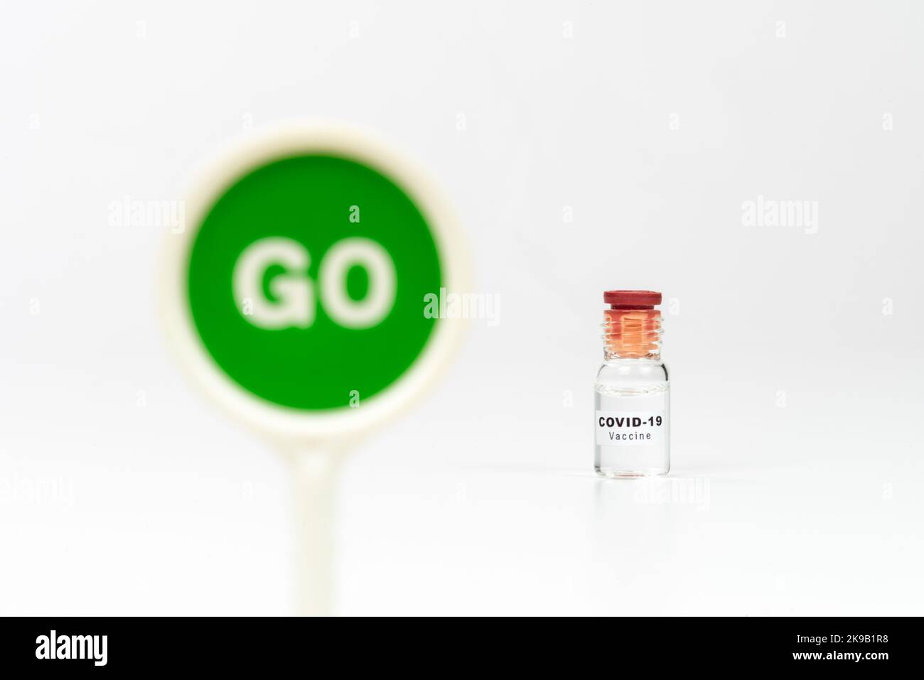 Coronavirus Covid-19-Impfstoff und Meldung GEHEN auf grünes Zeichen. Stockfoto