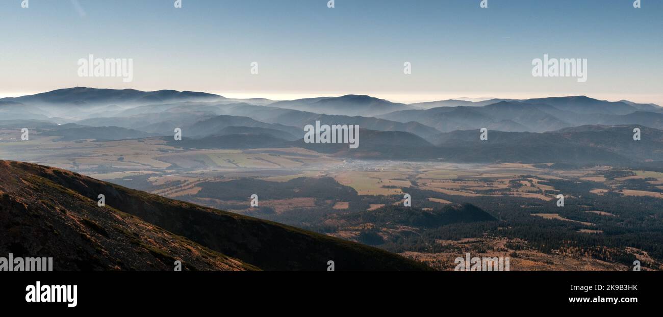 Gebirgskette Niedere Tatra Berge in der Slowakei. Blick vom Gipfel Krivan in der Hohen Tatra. Stockfoto