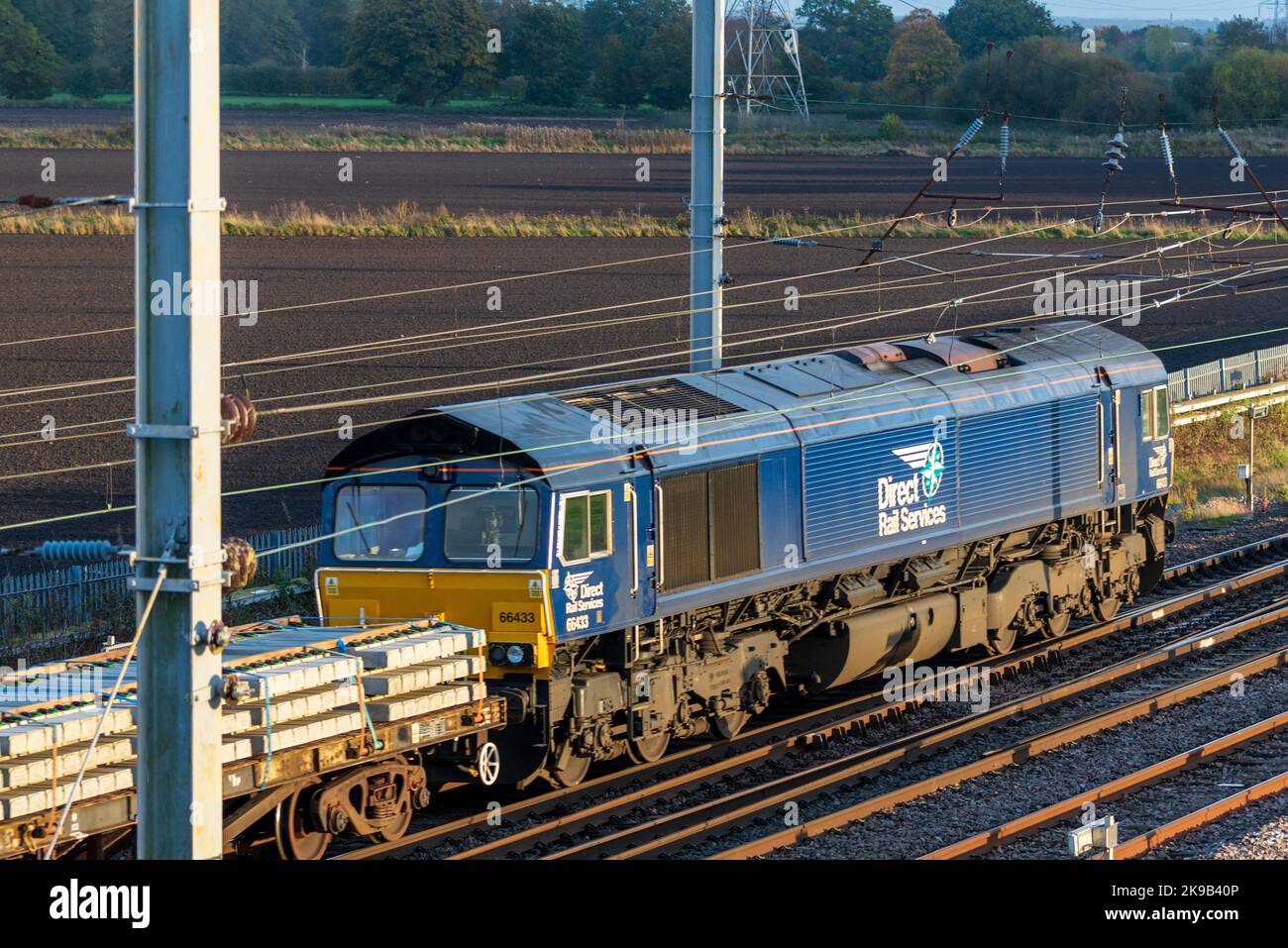 Die Diesel-Lokomotive der Baureihe 66 von Direct Rai Services fährt auf der Hauptstrecke der Westküste in Winwick nach Süden. Stockfoto
