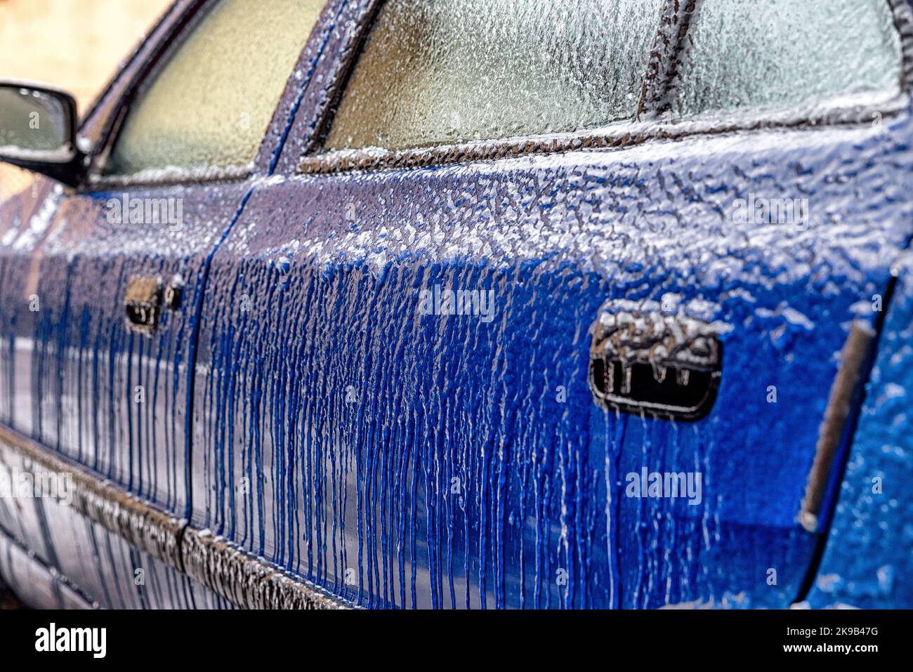 Eiskruste auf dem Auto bedeckt von eisigen Regen. Stockfoto