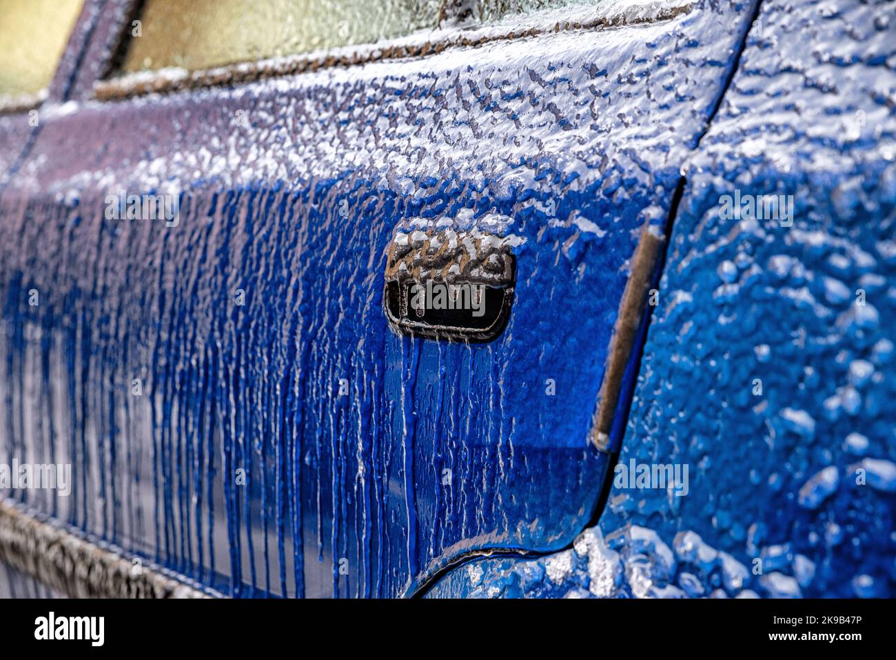 Detail des Autos bedeckt von eisigen Regen im Winter. Stockfoto