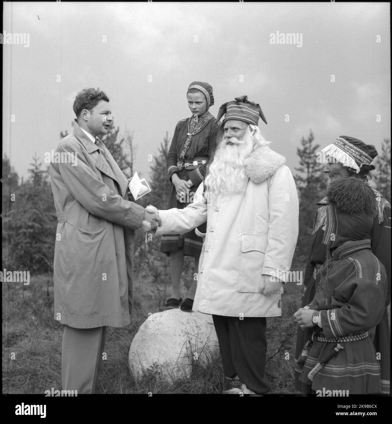 Der Polarkreis, King Bore, Sunlit Nights Land Cruises (SNLC) - Gastgeberin, Sami. Tourist begrüßt die Website. Stockfoto