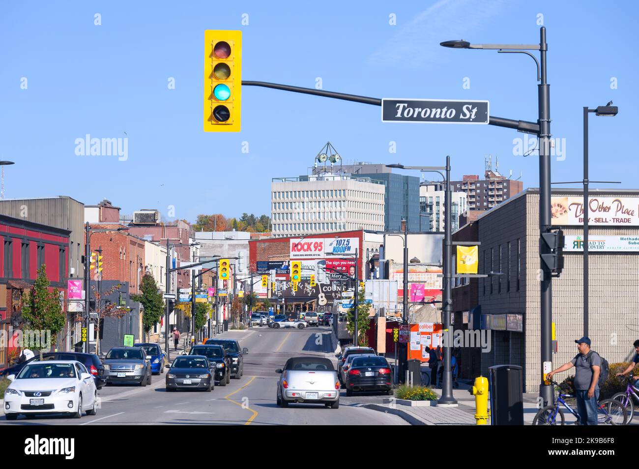 Verkehr an der Kreuzung von Dunlop St. West und Toronto St. im Stadtzentrum. Stockfoto
