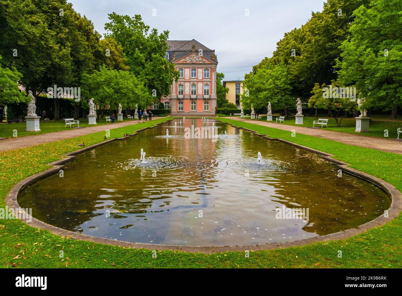 Malerischer Blick auf den östlichen Teil des Palastgartens, den Garten des Kurfürstlichen Schlosses in Trier, Deutschland. Der Teich ist von weißen... Stockfoto
