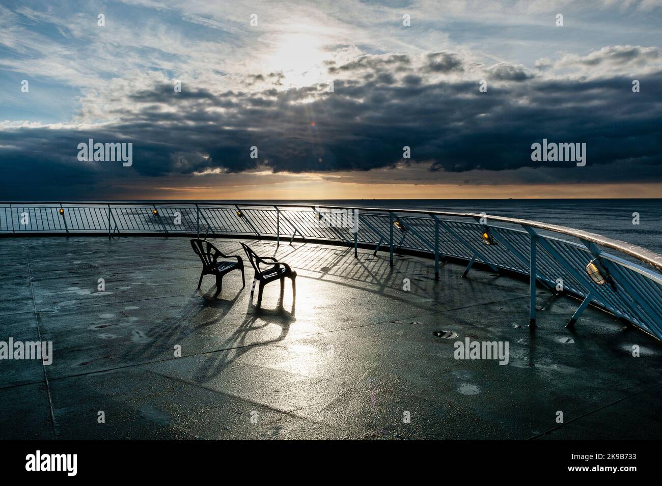 Um Plastikstühle zu leeren, auf der Rückseite der Fähre, die von Frankreich nach England zurückkehrt, atemberaubender Morgenanbruch Sonnenaufgang mitten im Sommer. Stockfoto