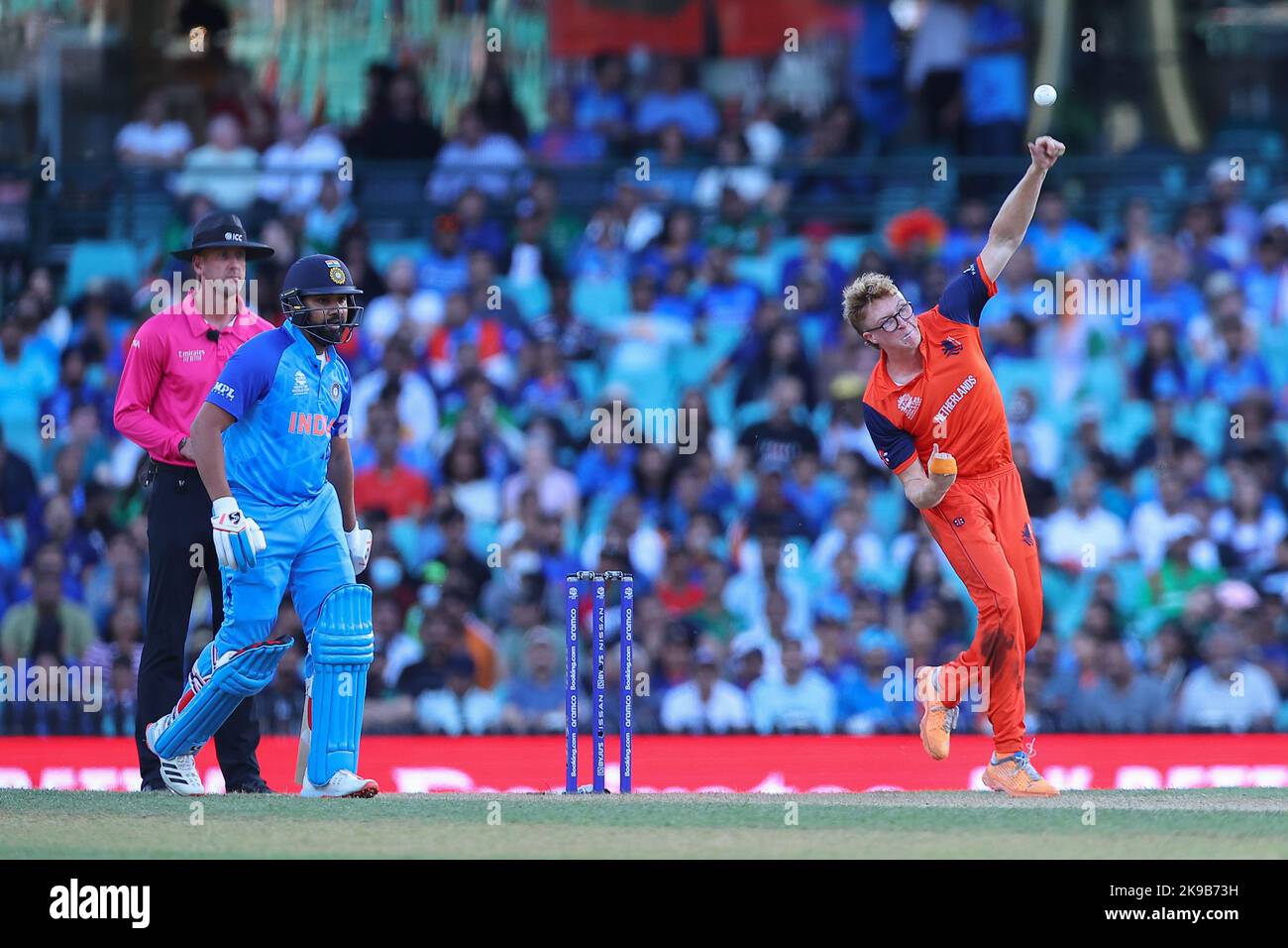 27.. Oktober 2022; Sydney Cricket Ground NSW, Australien: World Cup Cricket T20, Niederlande gegen Indien: Tim Pringle von Netherlands Bocles Stockfoto