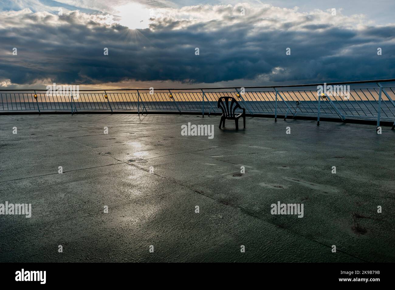 Fähre Sundeck, mit Blick auf den englischen Kanal von einer Pkw-Fähre, die von Frankreich aus nach England zurückkehrt, atemberaubender Morgenurlaub Stockfoto