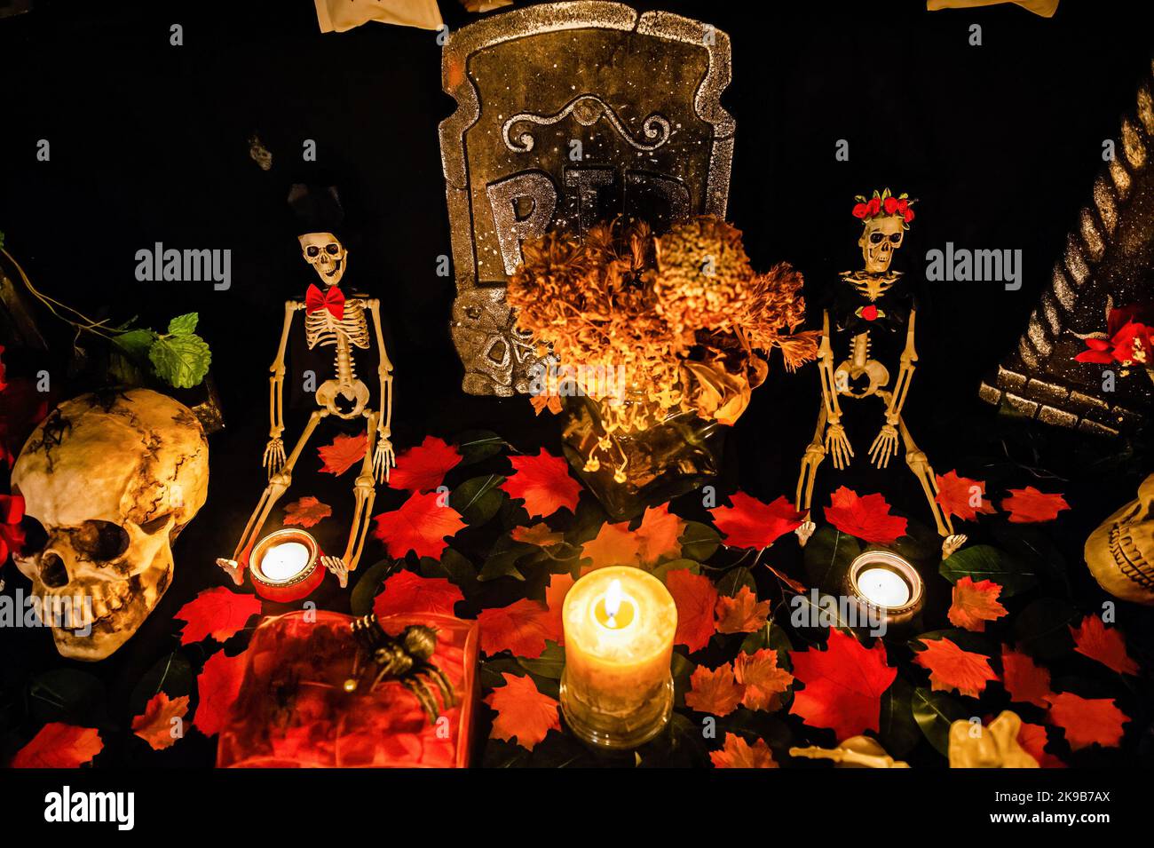 Nijmegen, Niederlande. 26. Oktober 2022. Ein mexikanischer Altar ist voll mit Halloween-Zeug geschmückt. Halloween Feiern werden in den Niederlanden immer beliebter. Halloween ist ein Feiertag, der jedes Jahr am 31. Oktober gefeiert wird und sich zu einem Tag voller Aktivitäten wie der Dekoration von Häusern mit gruseligen Sachen, Trick-or-treating, Carving Jack-o-Laternen, festliche Zusammenkünfte, Anziehen von Kostümen, Und Leckereien essen. Kredit: SOPA Images Limited/Alamy Live Nachrichten Stockfoto