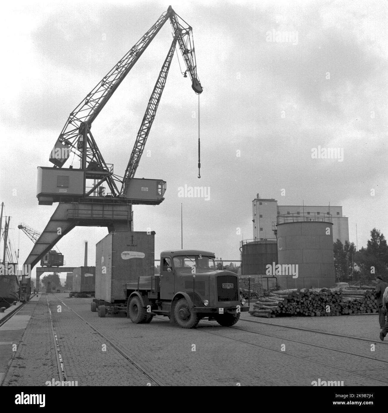 Der Hubschrauber in der Verpackung wird auf einem Tieflader, einem Kutschenwagen, transportiert Stockfoto