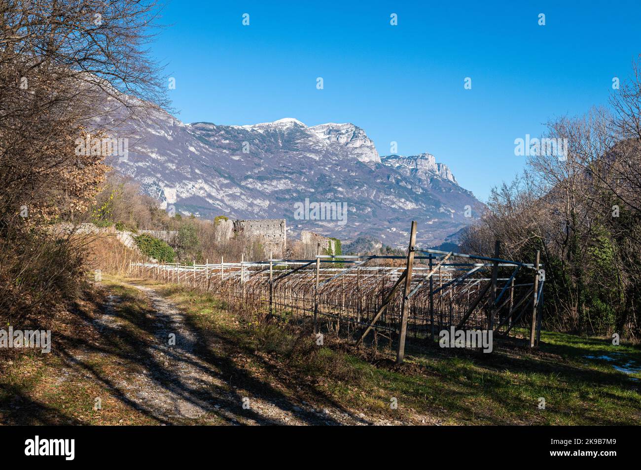 Ruinen einer antiken mittelalterlichen Siedlung entlang des Naturweges Roggia di Cavedine - Provinz Trient, Trentino Alto Aduge - Norditalien Stockfoto