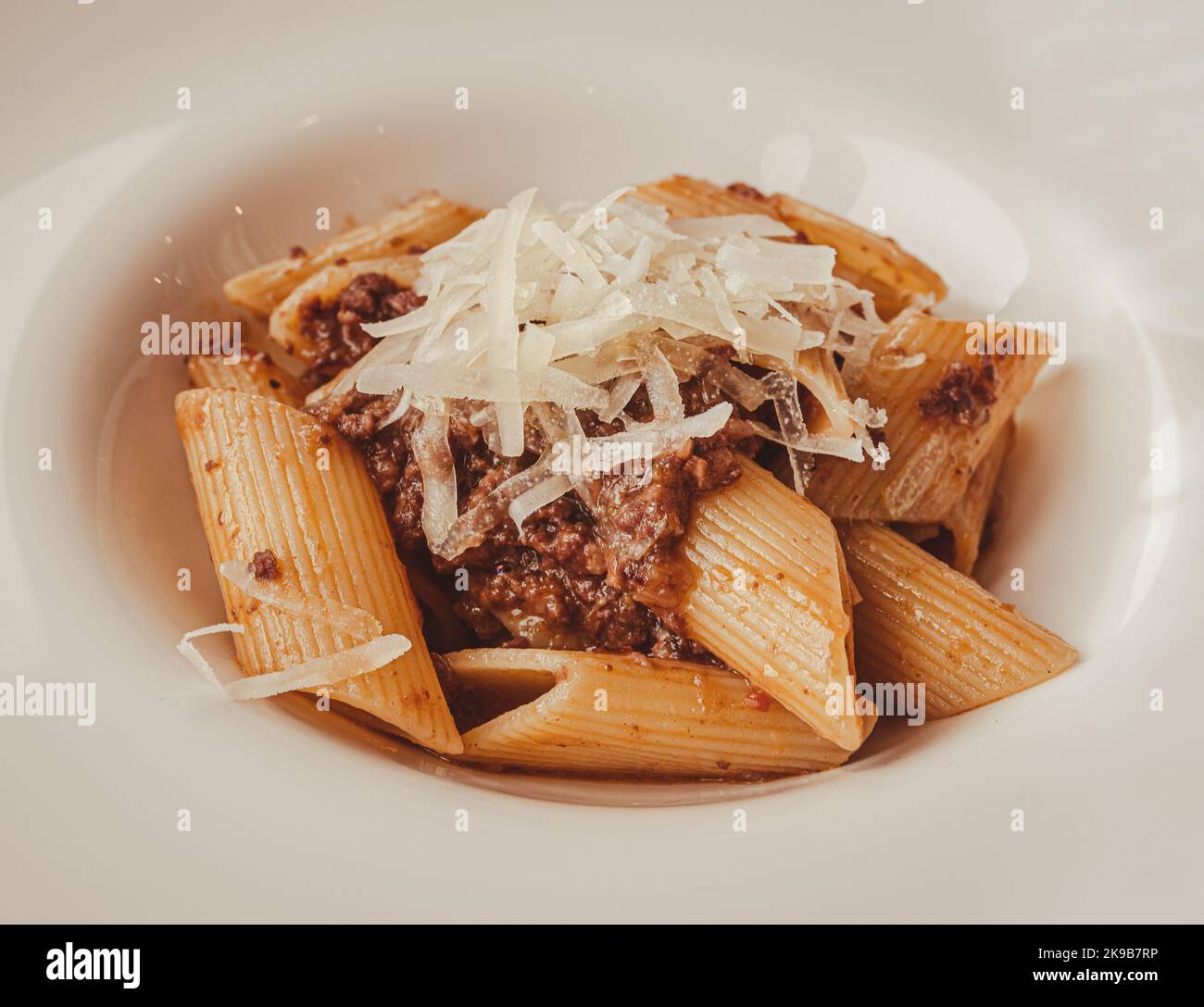 Pasta mit Fleischsoße, Stapeln, Nahaufnahme, italienische Küche, Italien - traditionelles italienisches Gericht Stockfoto