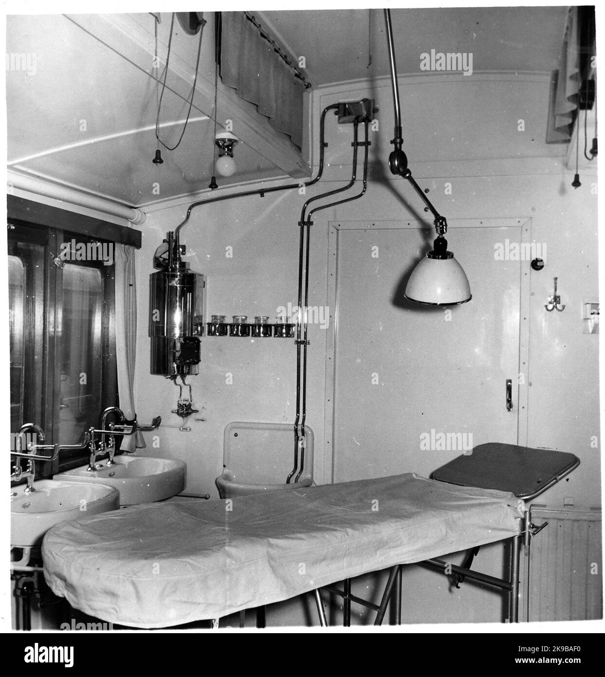 Der Operationssaal in einem Krankenwagen. Stockfoto