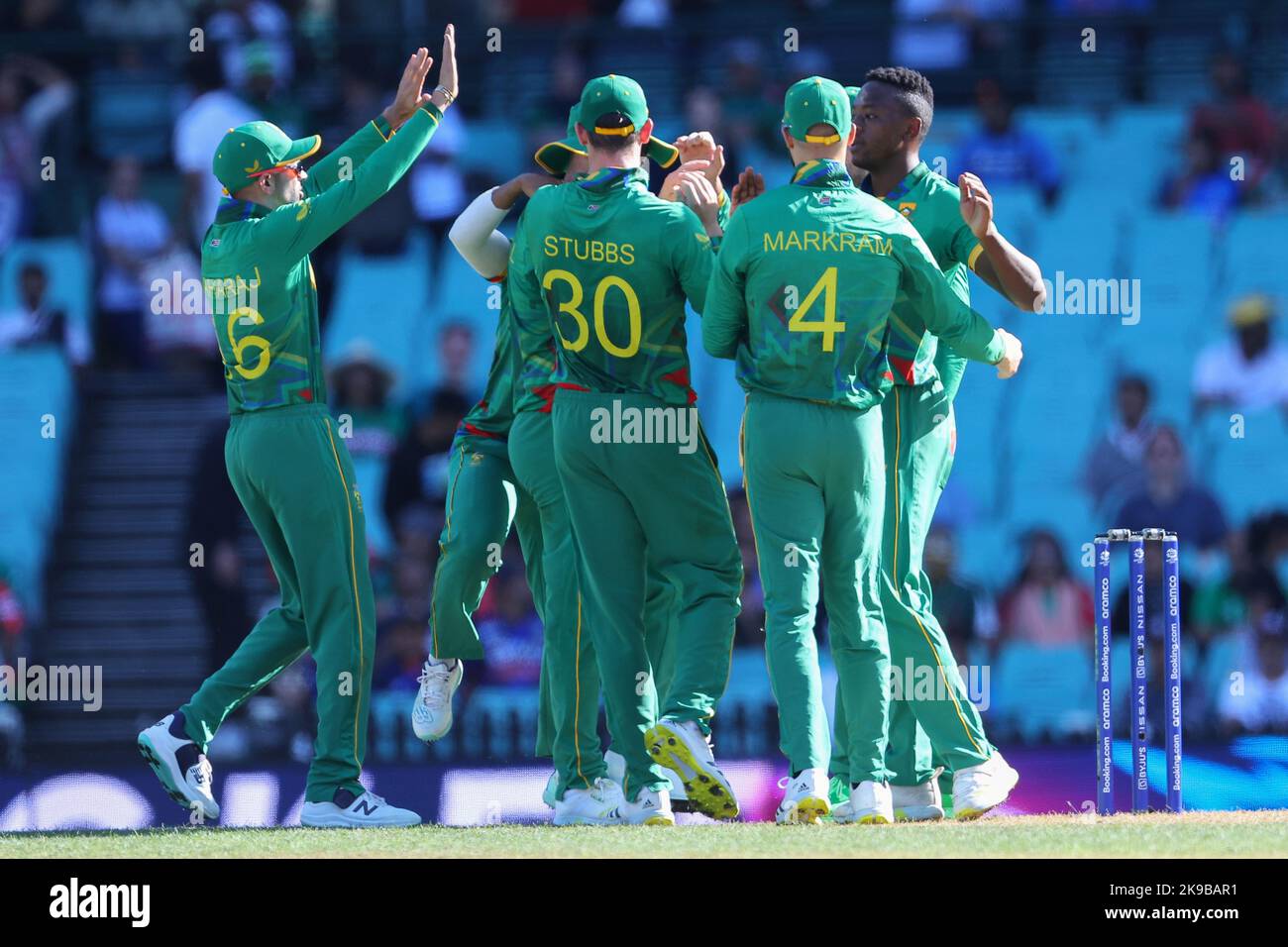 Sydney Cricket Ground, NSW, Australien. 27. Oktober 2022. T20 internationale Cricket-Weltmeisterschaft Südafrika gegen Bangladesch; Südafrika feiert das Wicket von Nurul Hasan von Bangladesch Kredit: Action Plus Sports/Alamy Live News Stockfoto