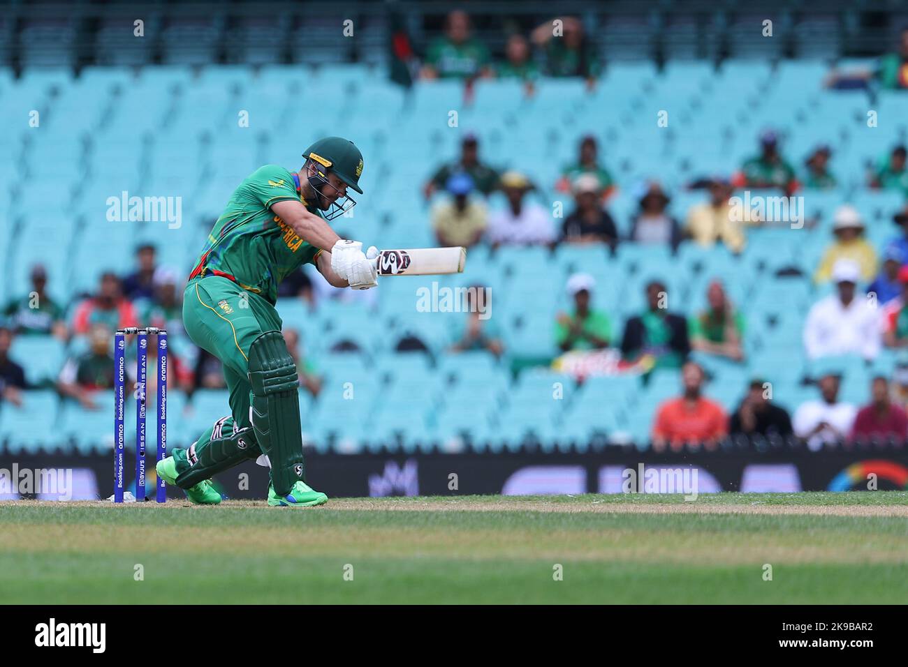 Sydney Cricket Ground, NSW, Australien. 27. Oktober 2022. T20 internationale Cricket-Weltmeisterschaft Südafrika gegen Bangladesch; Rilee Rossouw aus Südafrika trifft Grenzschuss Credit: Action Plus Sports/Alamy Live News Stockfoto