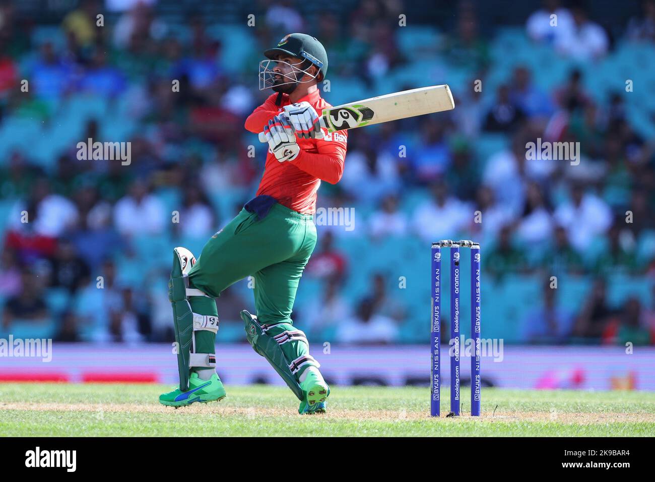 Sydney Cricket Ground, NSW, Australien. 27. Oktober 2022. T20 internationale Cricket Südafrika gegen Bangladesh World Cup; Litton das of Bangladesh trifft einen gezogenen Schuss an die Grenze Credit: Action Plus Sports/Alamy Live News Stockfoto