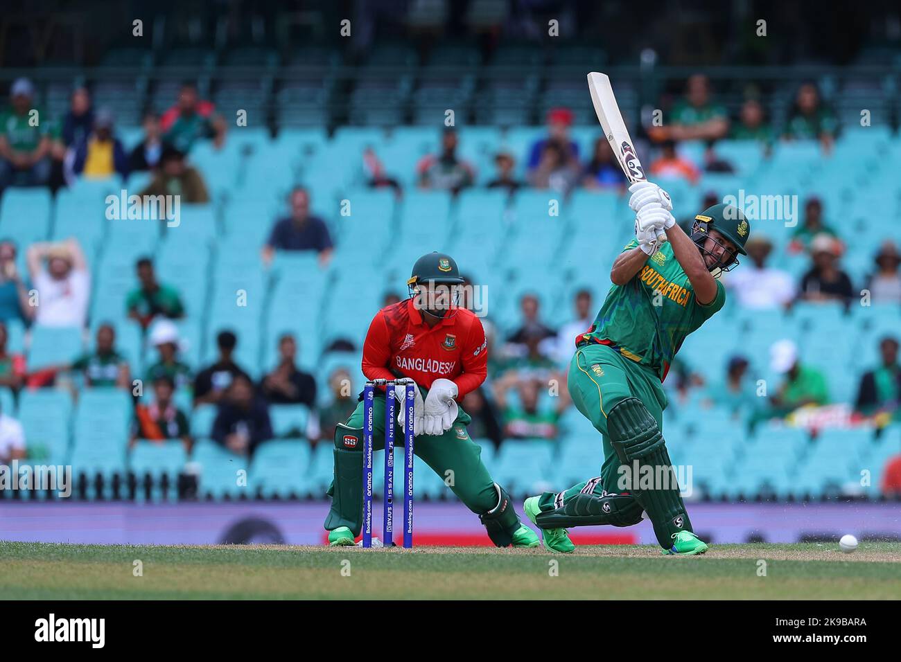 Sydney Cricket Ground, NSW, Australien. 27. Oktober 2022. T20 internationale Cricket Südafrika gegen Bangladesh World Cup; Rilee Rossouw aus Südafrika trifft den Ball durch die Cover Credit: Action Plus Sports/Alamy Live News Stockfoto