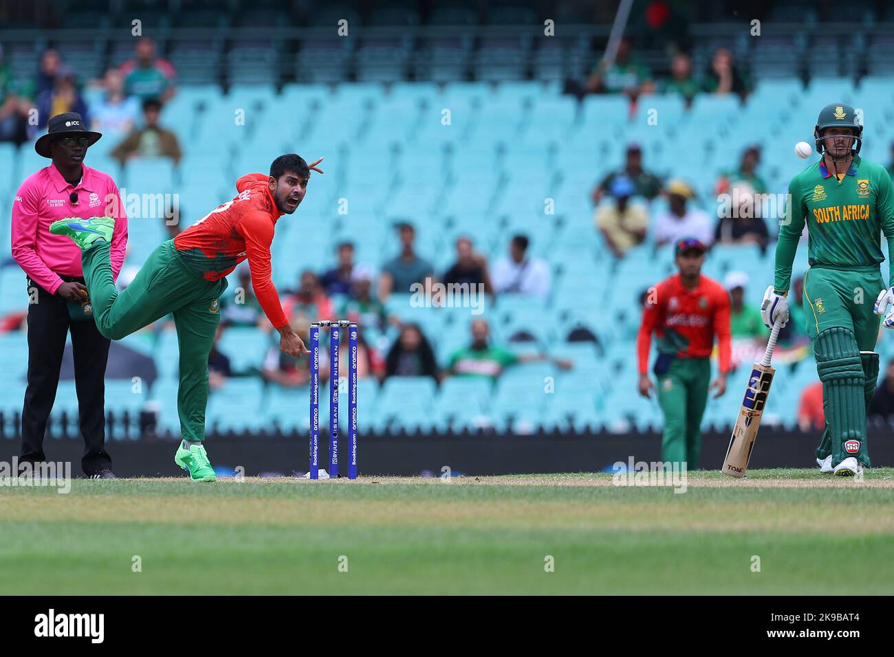 Sydney Cricket Ground, NSW, Australien. 27. Oktober 2022. T20 internationale Cricket Südafrika gegen Bangladesh World Cup; Mehidy Hasan von Bangladesh Bowls Credit: Action Plus Sports/Alamy Live News Stockfoto