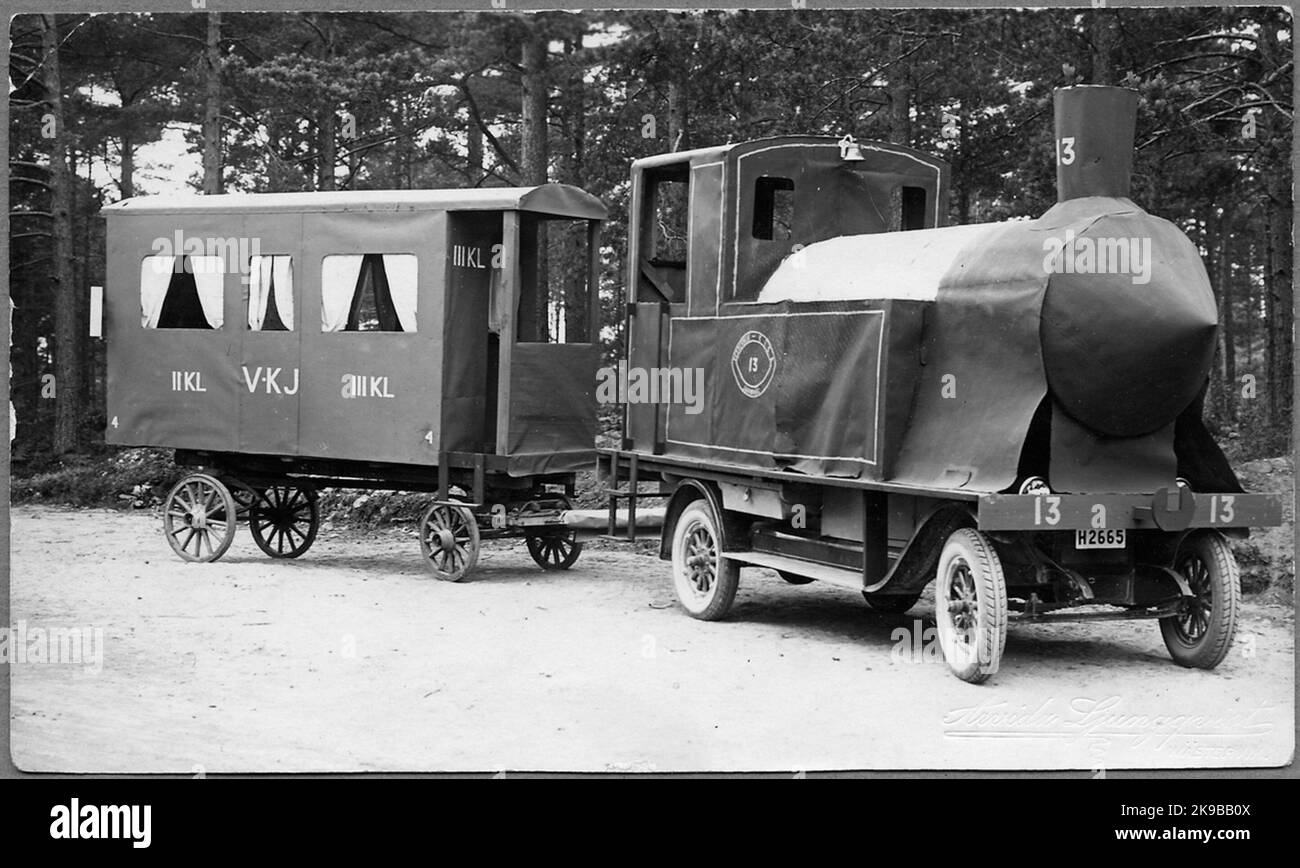 In Erinnerung an die geplante Strecke Västervik-Kinna Railway (VKJ) wurde für die Handwerksmesse 1926 in Västervik ein Zug auf Rädern gebaut. Stockfoto