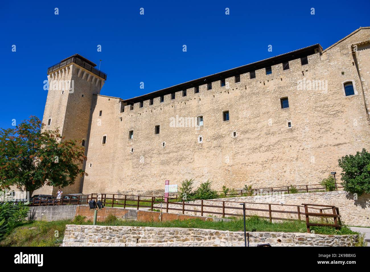 Die südöstliche Seite der imposanten mittelalterlichen Festung Rocca Albornoziana in Spoleto, Umbrien, Italien. Stockfoto