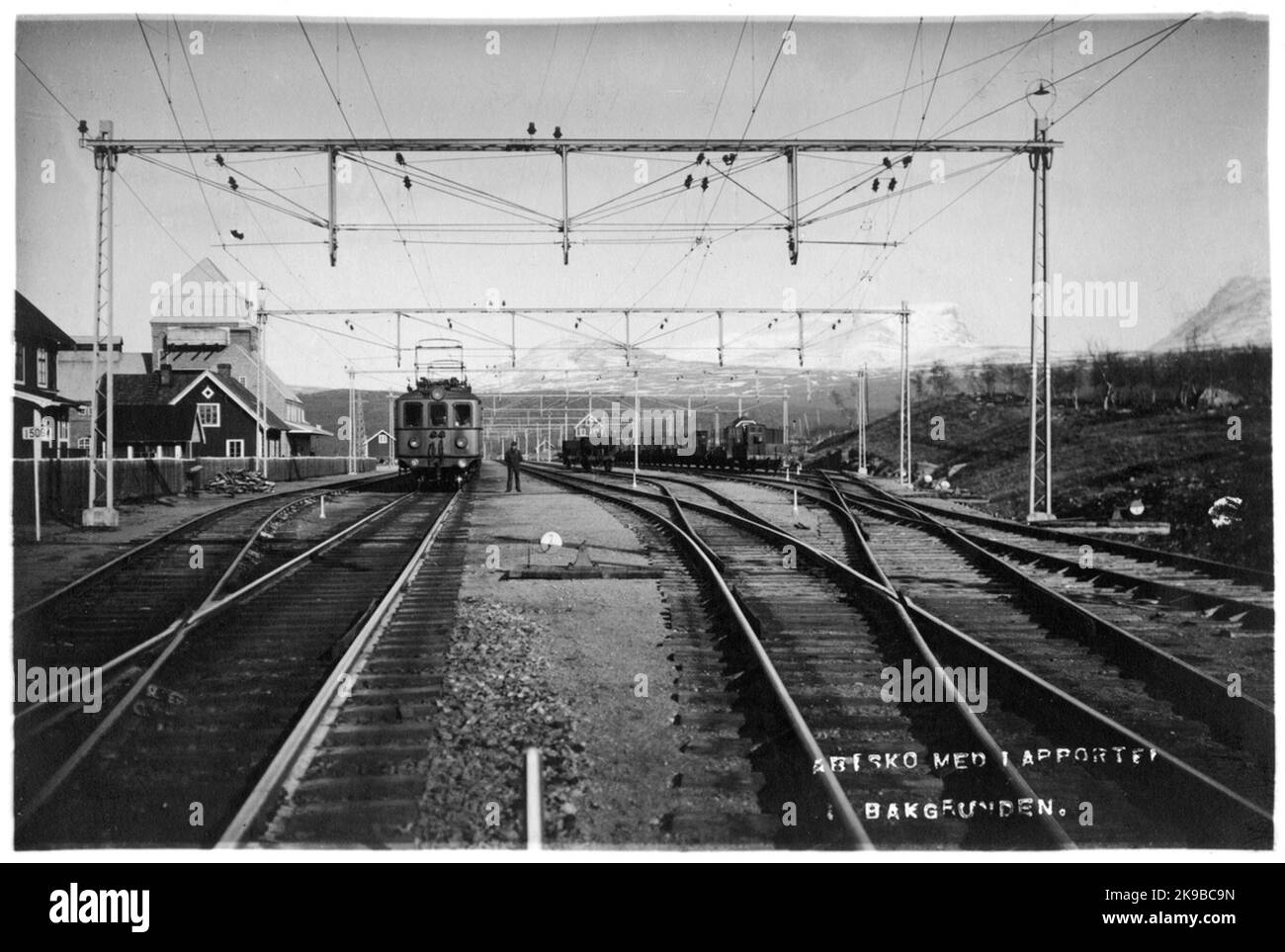 Abisko mit Lapporten im Hintergrund Abisko 14. Juni 1922 Bahnhof und Bangård mit Elektrozug Stockfoto