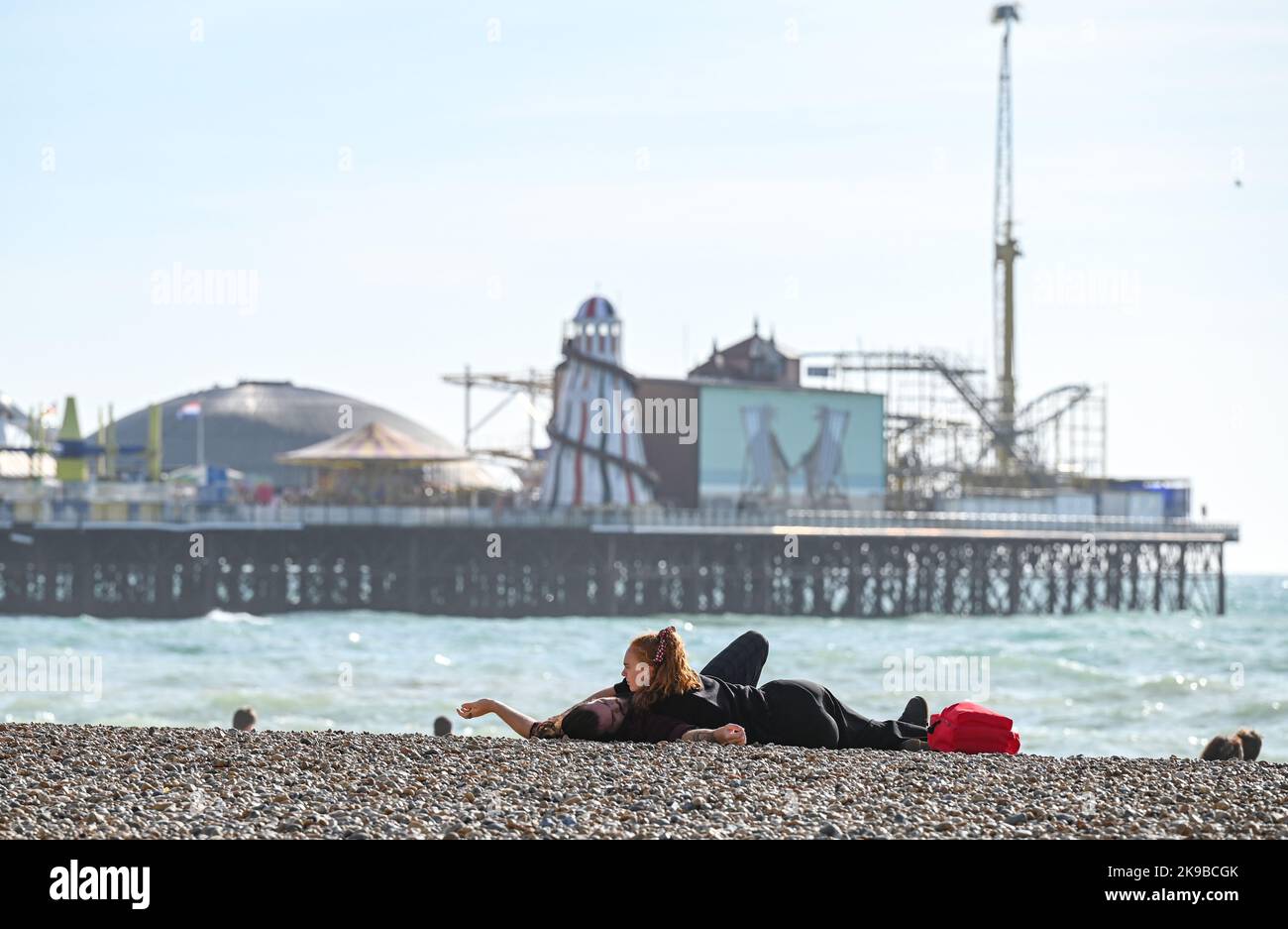 Brighton UK 27. October 2022 - Besucher genießen einen heißen, sonnigen Tag am Strand von Brighton und am Meer, da die Temperaturen in einigen Teilen des Südostens voraussichtlich über 20 Grad erreichen werden. : Credit Simon Dack / Alamy Live News Stockfoto